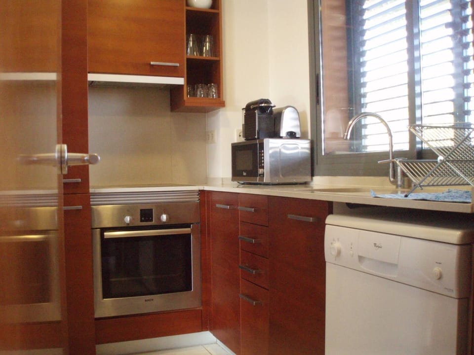 House, 2 Bedrooms, Balcony, Garden View | Private kitchen