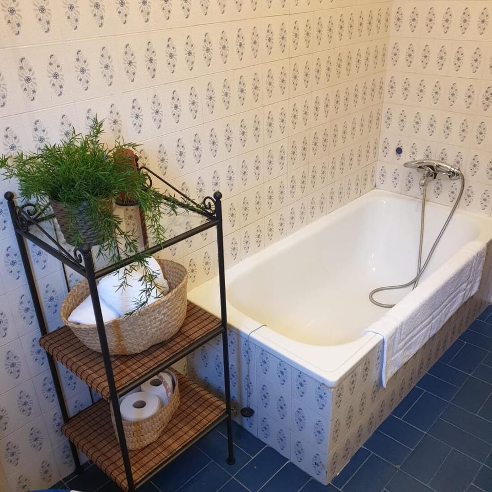 Room, 3 Bedrooms, Balcony, City View | Bathroom