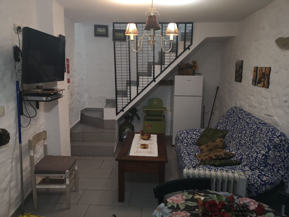 House, 2 Bedrooms, Smoking, Terrace | Living area