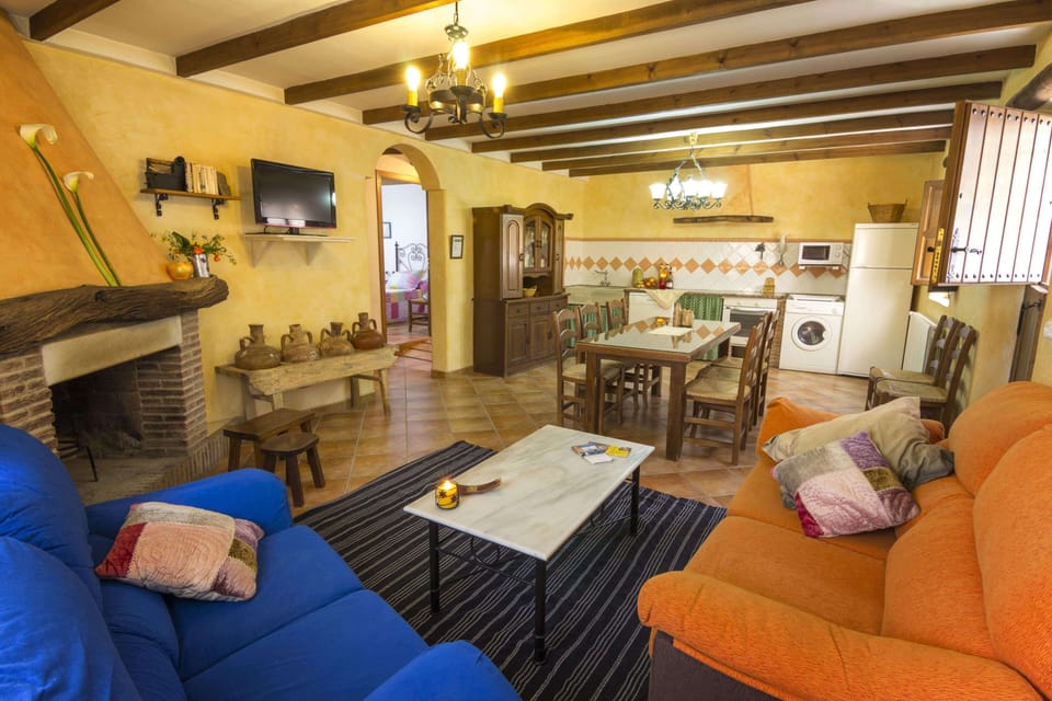 House, 4 Bedrooms, Smoking, Patio | Dining