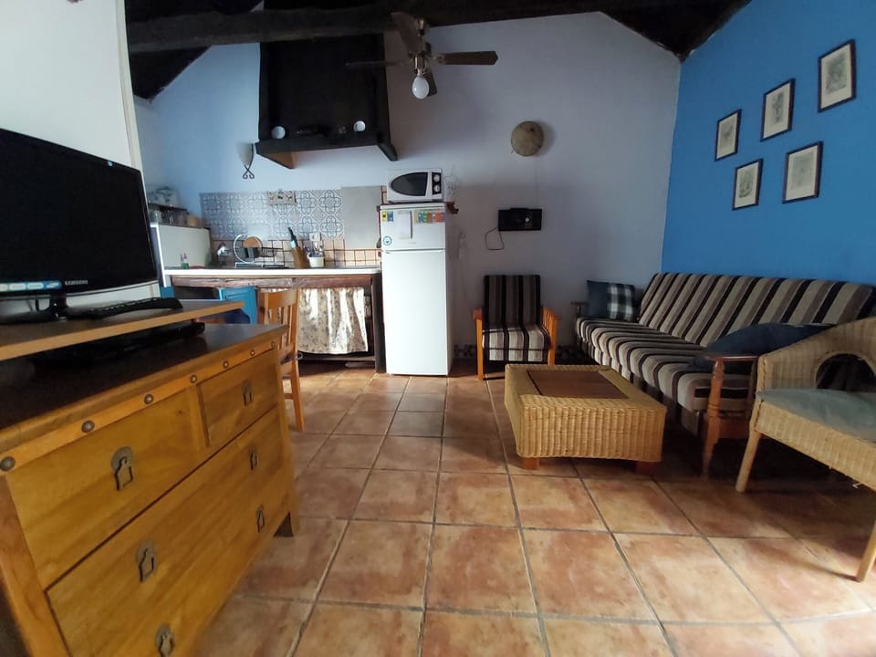 House, 1 Bedroom, Smoking, Patio | Living room | Books