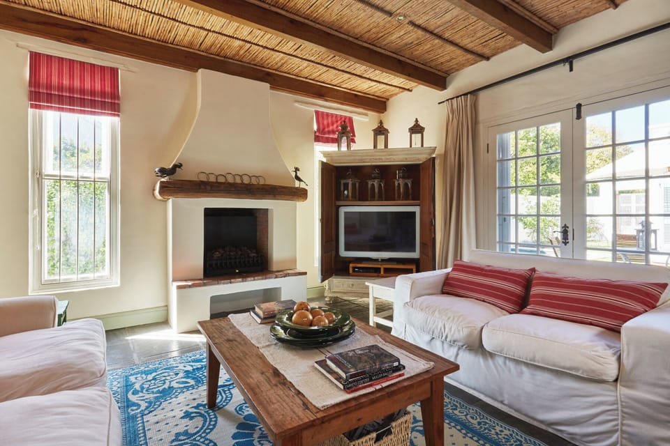 Standard Cottage, Garden View | Living area | Flat-screen TV