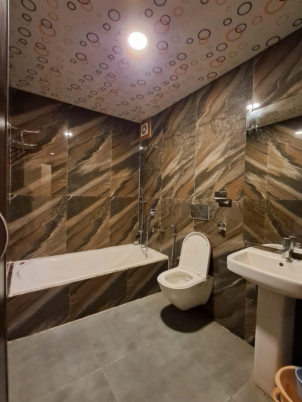 Classic Double Room | Bathroom | Free toiletries, soap, shampoo, toilet paper