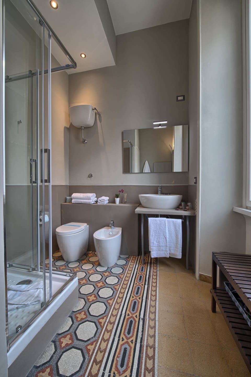 Suite | Bathroom | Shower, free toiletries, hair dryer, towels