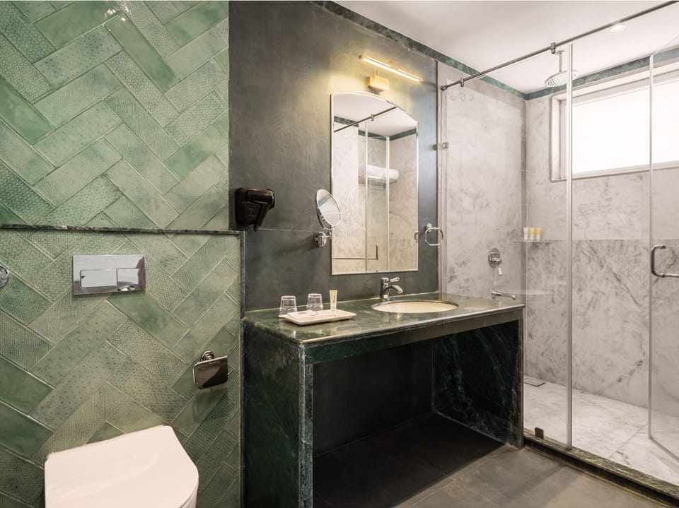 Luxury Suite | Bathroom | Shower, slippers, towels, shampoo