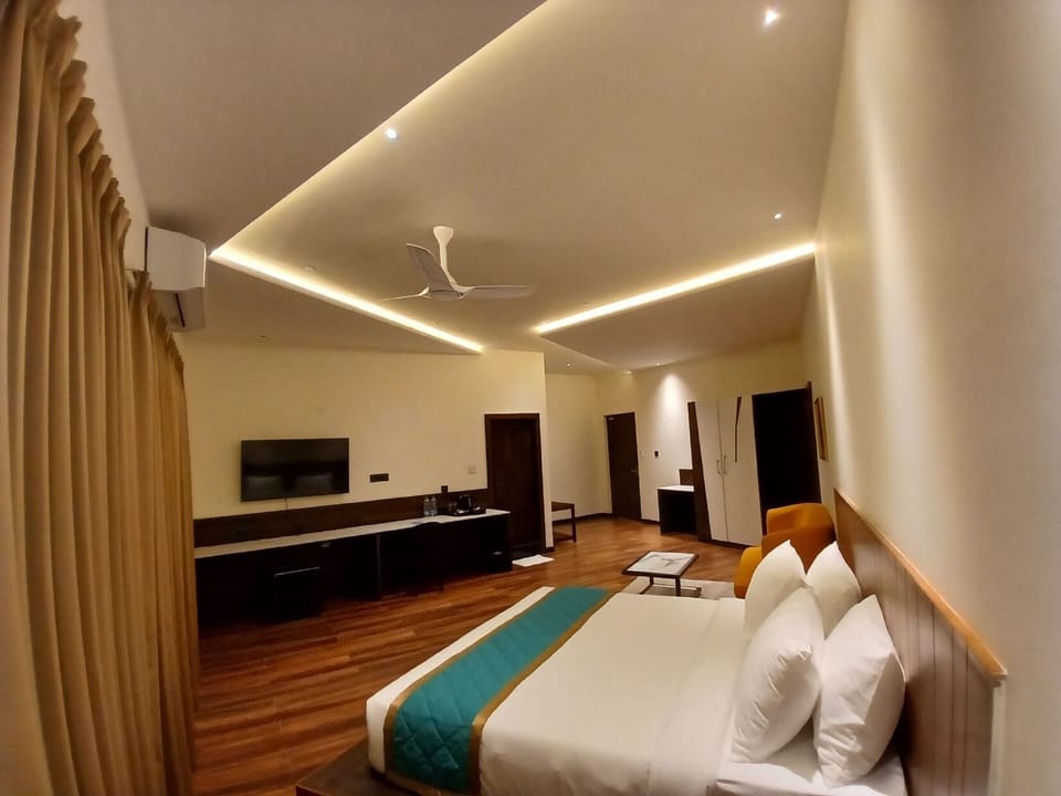 Family Room | In-room safe, desk, free WiFi
