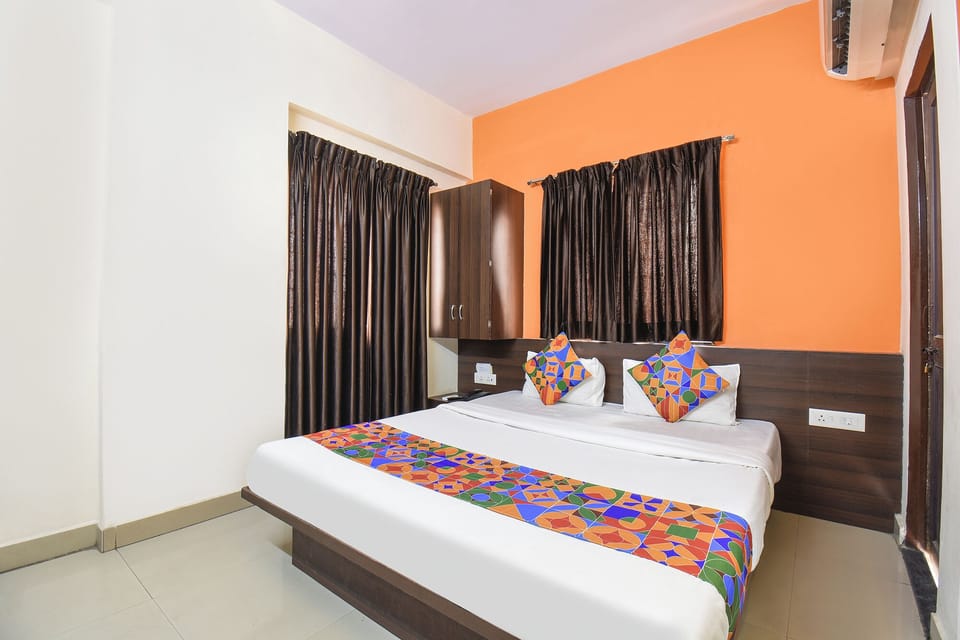 Deluxe Room | Desk, free WiFi