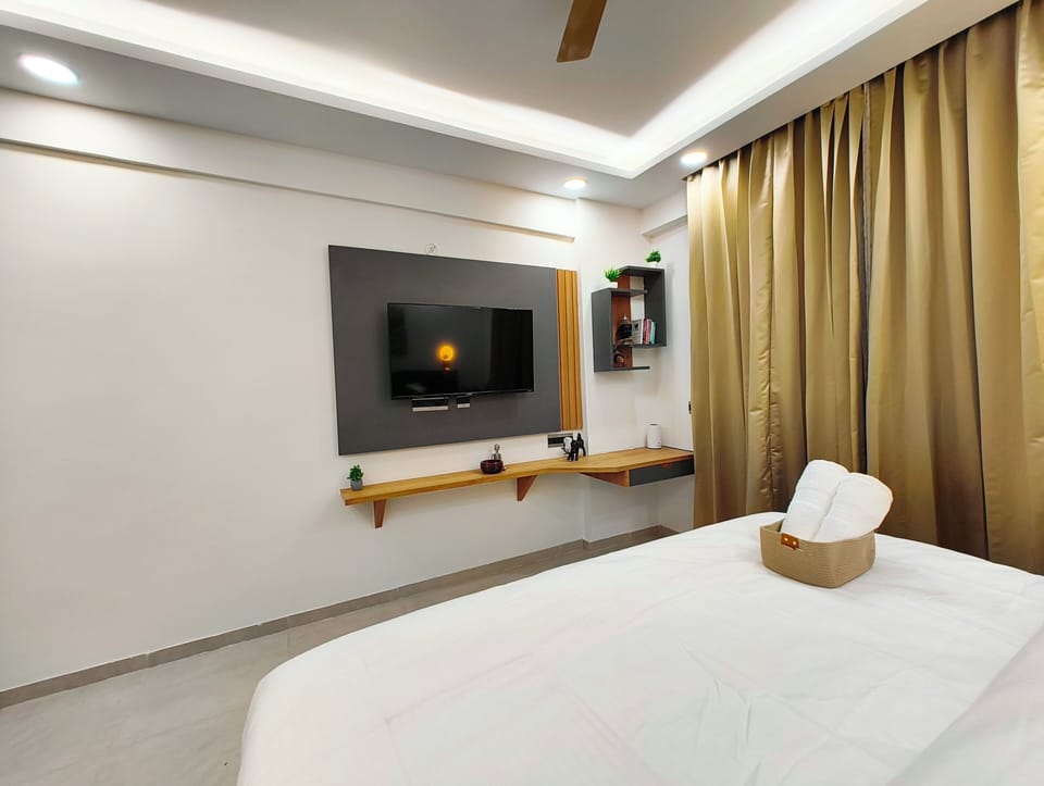 Superior Studio, Balcony, City View | Desk, laptop workspace, soundproofing, iron/ironing board