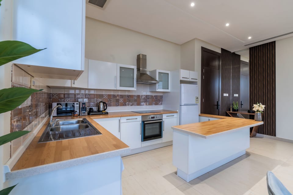 Full-size fridge, microwave, oven, stovetop