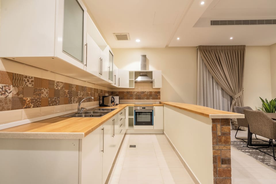 Family Suite, 2 Bedrooms | Private kitchen | Full-size fridge, microwave, oven, stovetop