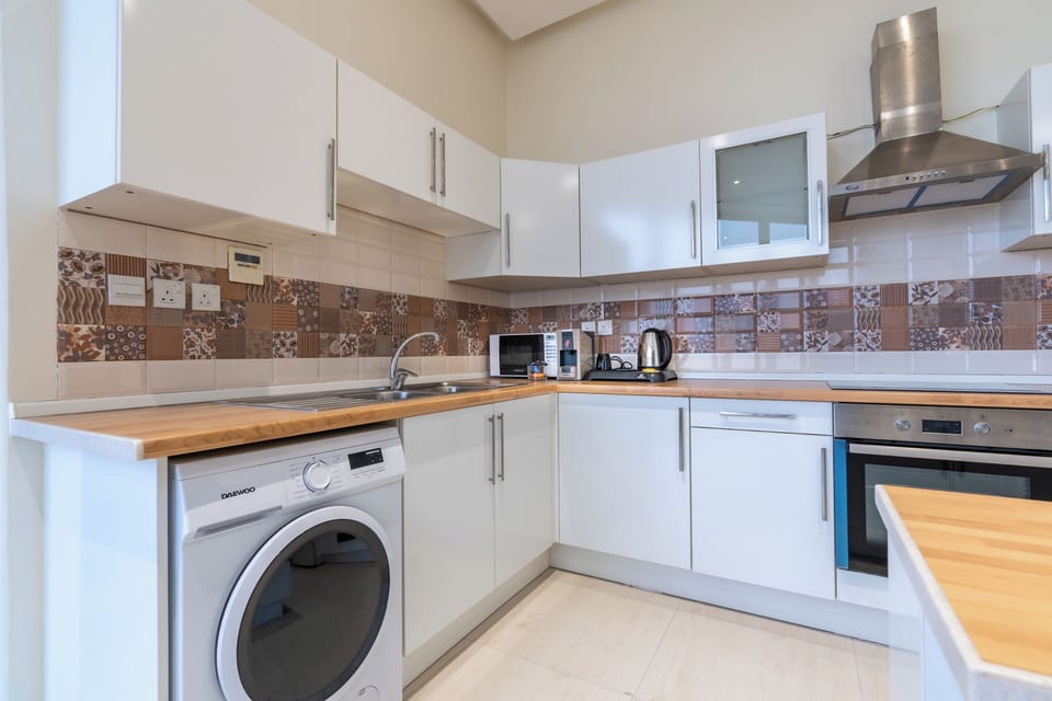Full-size fridge, microwave, oven, stovetop