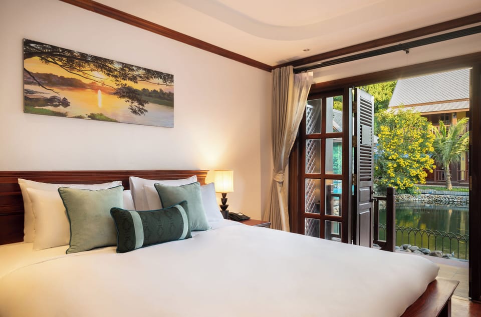 Deluxe Pondside View (24 Hours Use of Room) | Desk, bed sheets