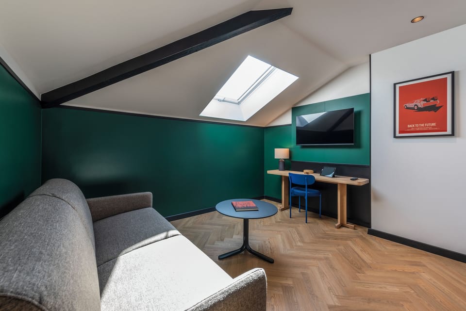 Suite | Desk, laptop workspace, soundproofing, WiFi (free)