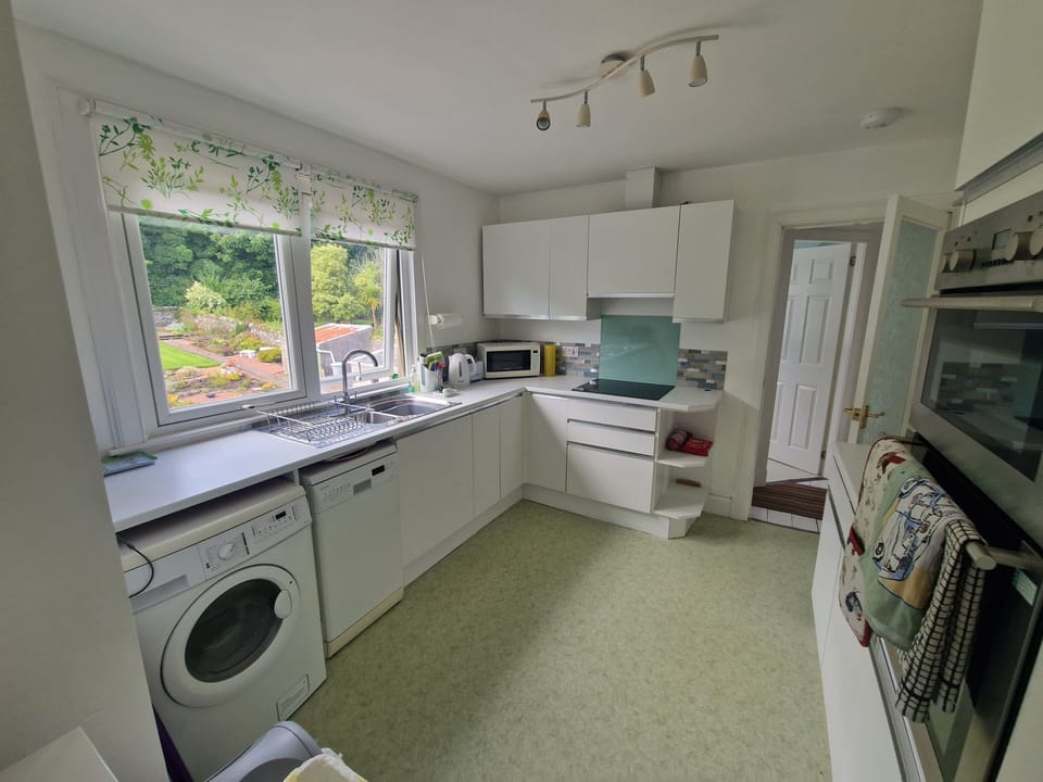 Traditional Apartment, 3 Bedrooms, Sea View, Beachfront | Private kitchen | Coffee/tea maker, electric kettle, dining tables