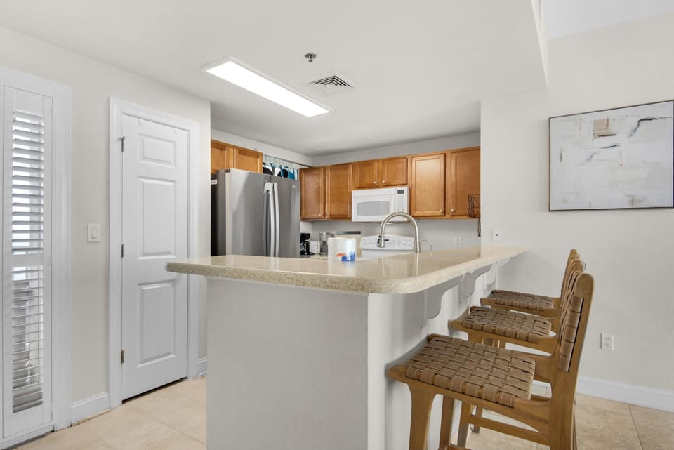 Condo, Multiple Beds (Emerald Dolphin unit 1520) | Private kitchen | Oven, toaster, paper towels