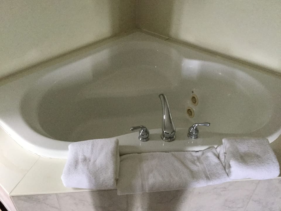Jetted tub