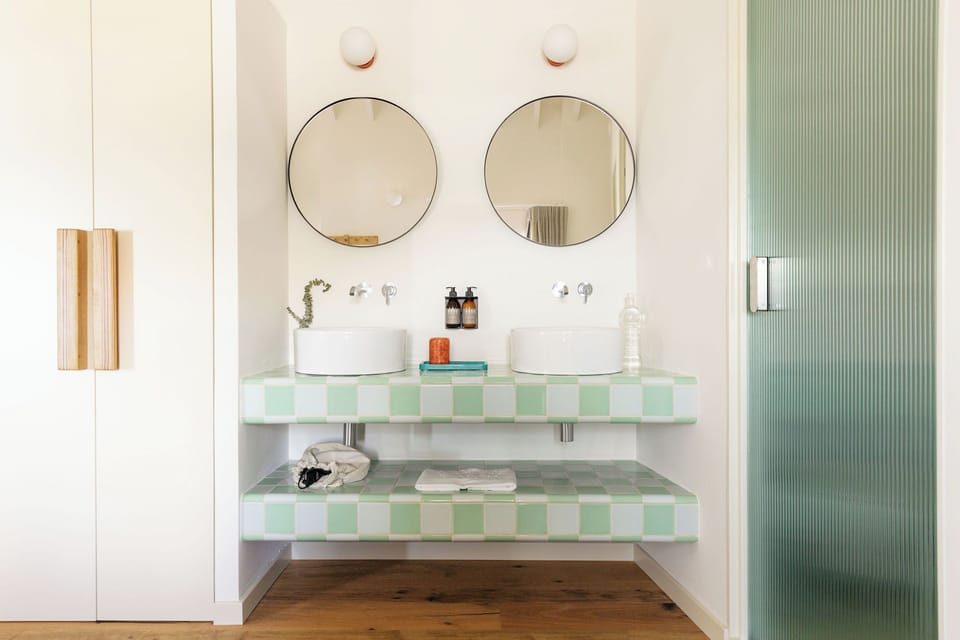 Deluxe Double or Twin Room, Beach View | Bathroom | Shower, free toiletries, hair dryer, towels