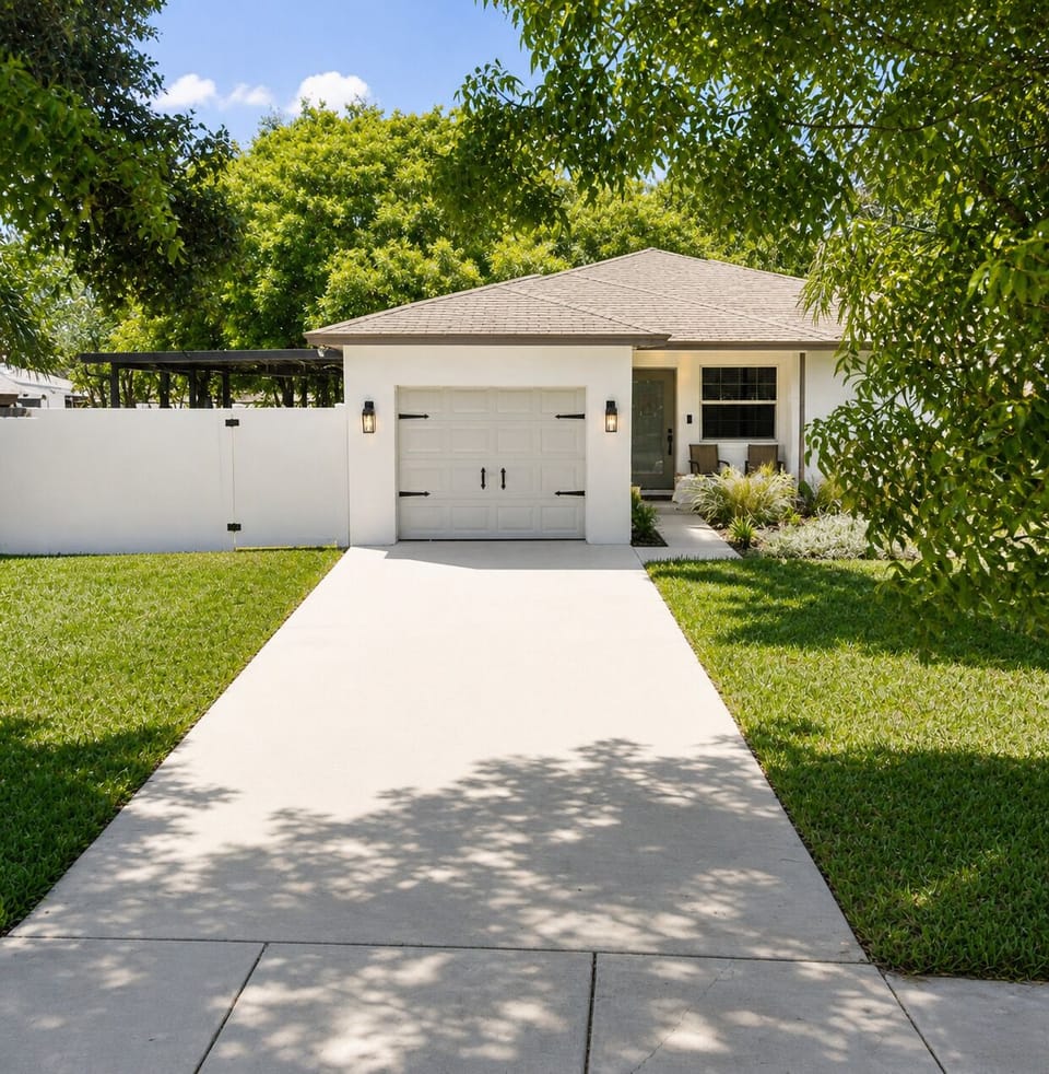 The main house has a 75 ft long driveway. Perfect for travelers with trailers. 