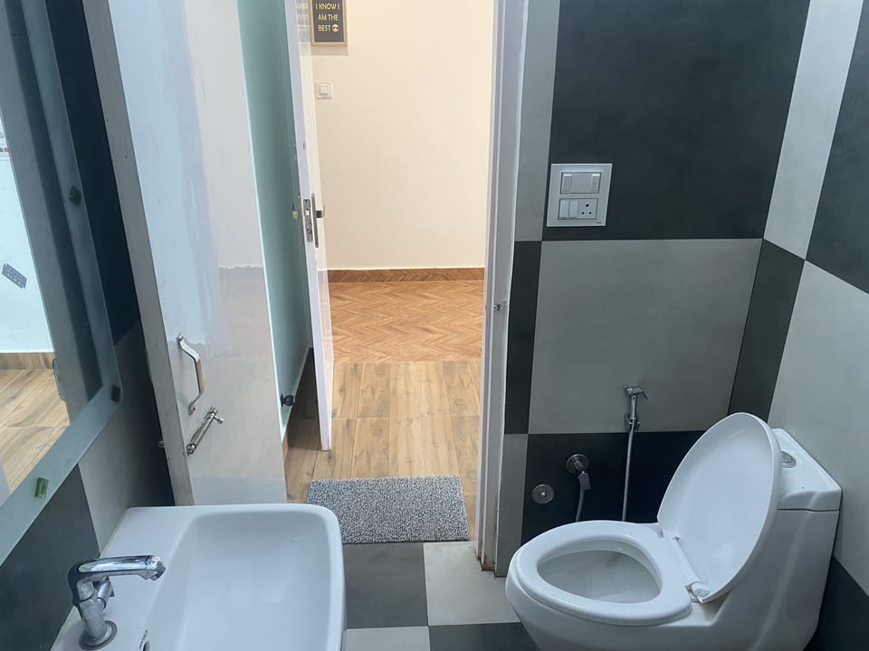 Deluxe Room, Private Bathroom | Bathroom | Shower, free toiletries, slippers, bidet