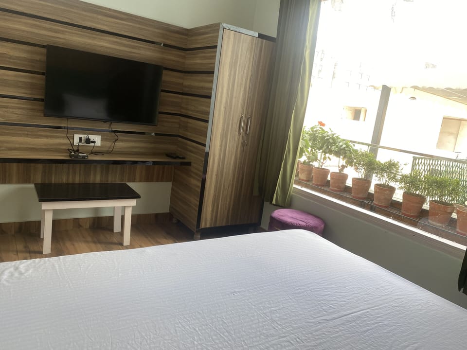 Premium bedding, down comforters, desk, laptop workspace