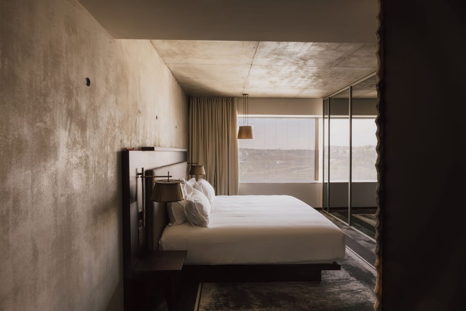 Premium bedding, free cribs/infant beds, free WiFi, bed sheets