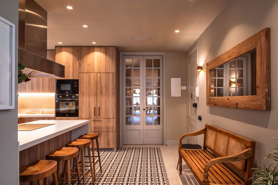 House | 6 bedrooms, desk