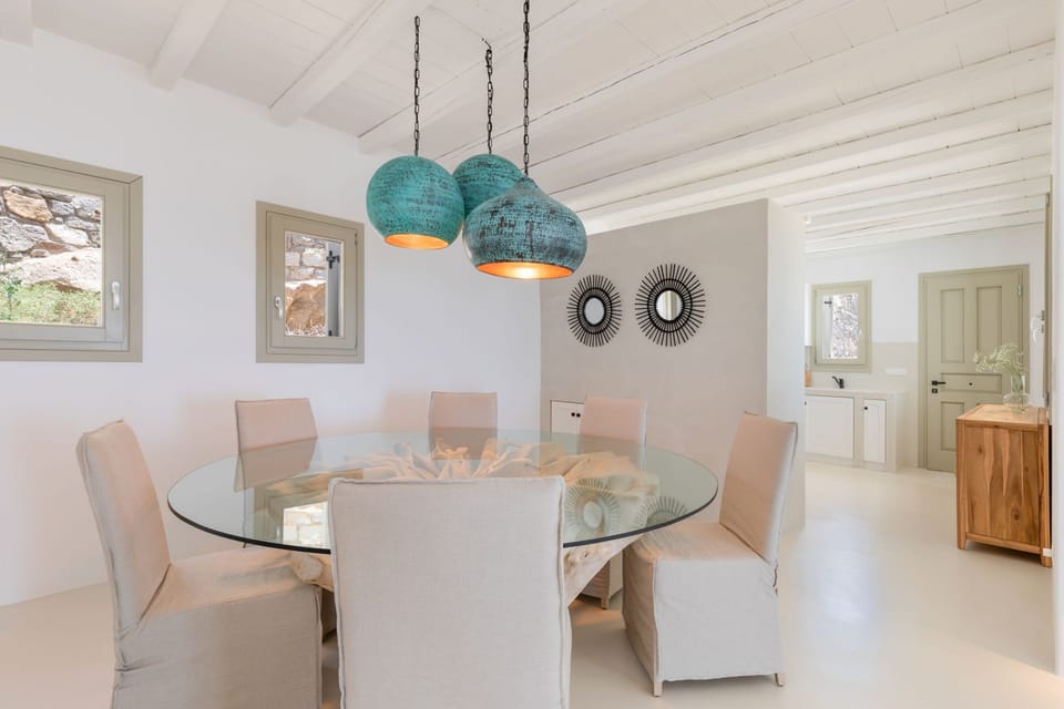 House | 5 bedrooms, desk
