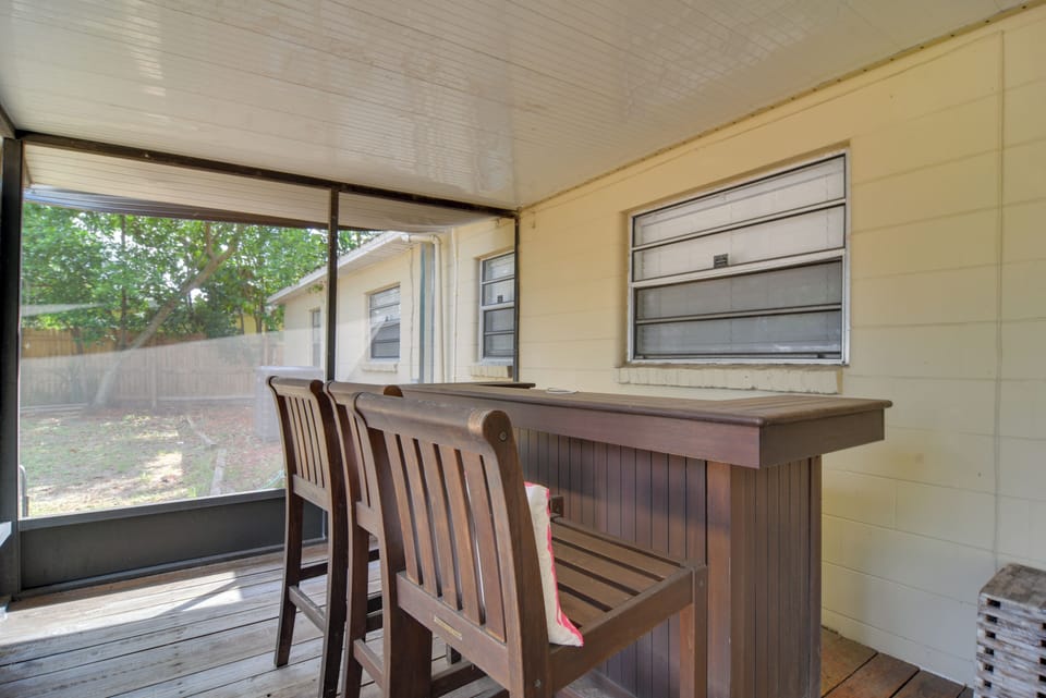Screened-In Porch | Wet Bar & Seating