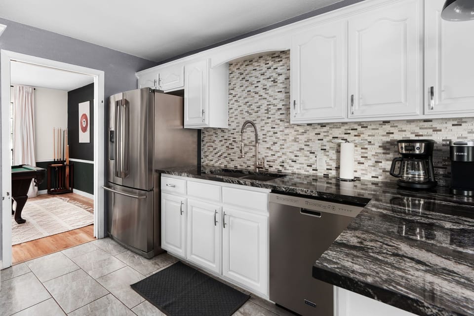 House, Multiple Beds, Non Smoking | Private kitchen | Coffee/tea maker, electric kettle