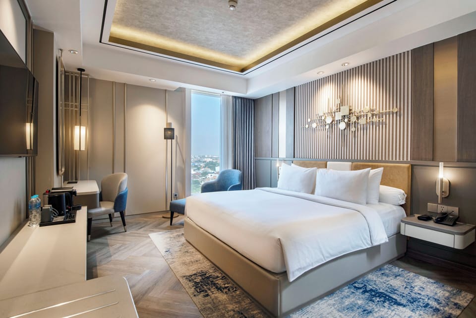 Executive Room, 1 Double or 2 Twin Beds | Minibar, in-room safe, desk, soundproofing