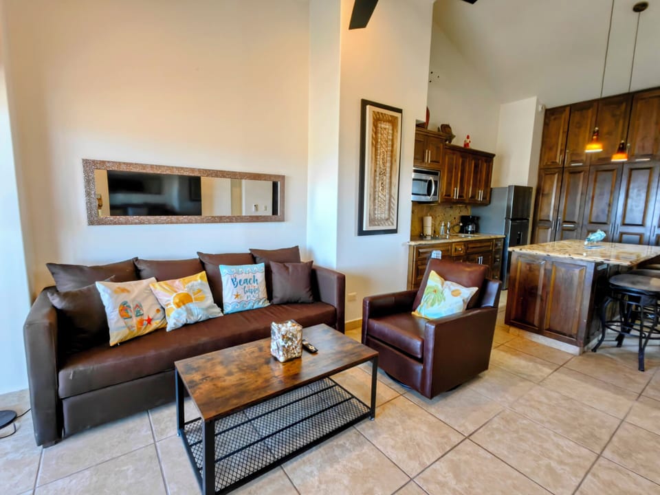 Open floor plan living room & kitchen 