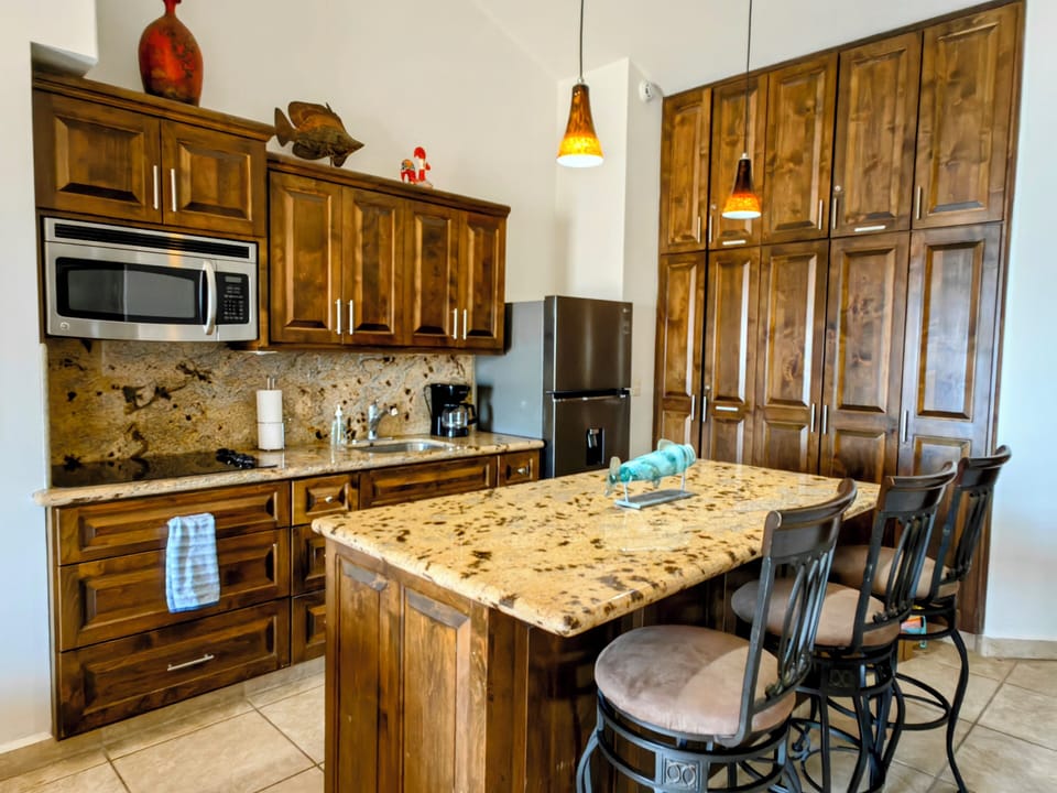 Large cooks kitchen with pantry and washer/dryer.