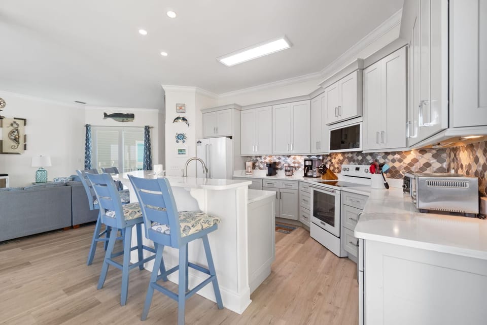 House, Multiple Beds (Courageous Beach House Suite D) | Private kitchen | Oven, toaster, paper towels