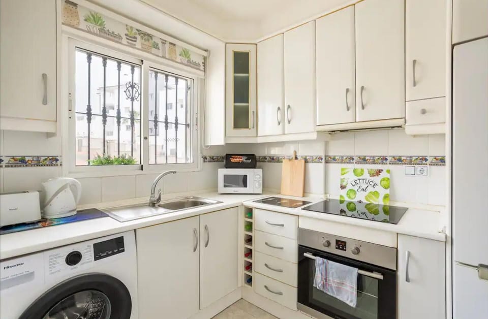 House | Private kitchen | Fridge, microwave, oven, stovetop