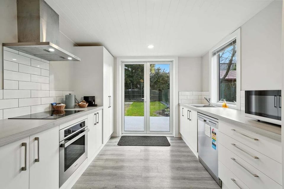A bright, well-equipped kitchen with everything you need — whether it’s a quick breakfast before heading out or a relaxed dinner at home.