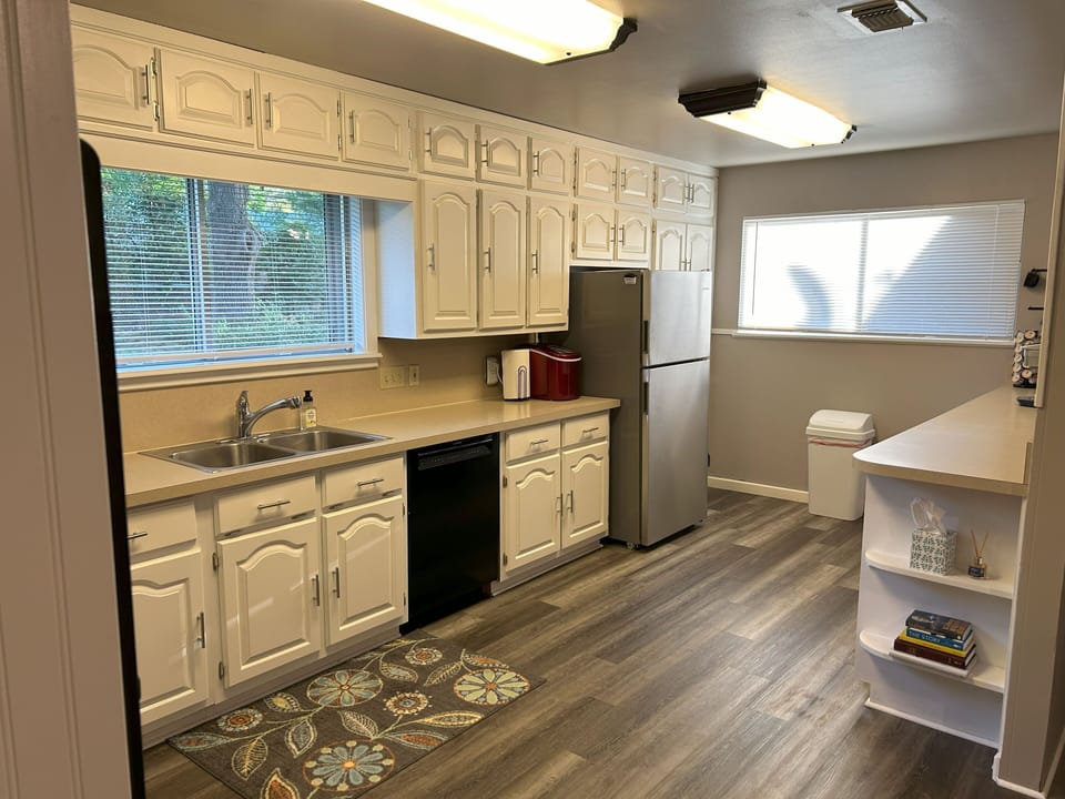 Kitchen (view 2)