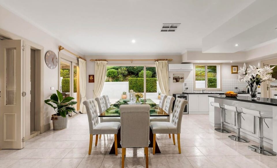 Deluxe Villa, Garden View | Dining room