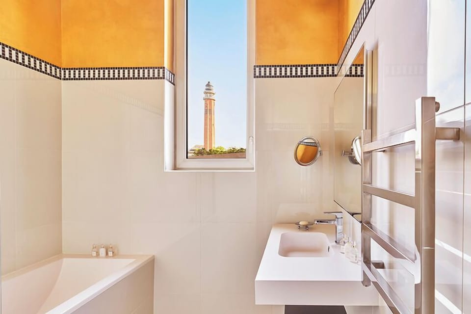 Superior Double Room | Bathroom | Free toiletries, hair dryer, bathrobes, slippers