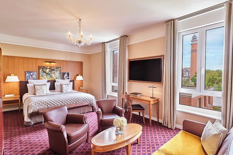 Junior Suite | Minibar, in-room safe, desk, soundproofing