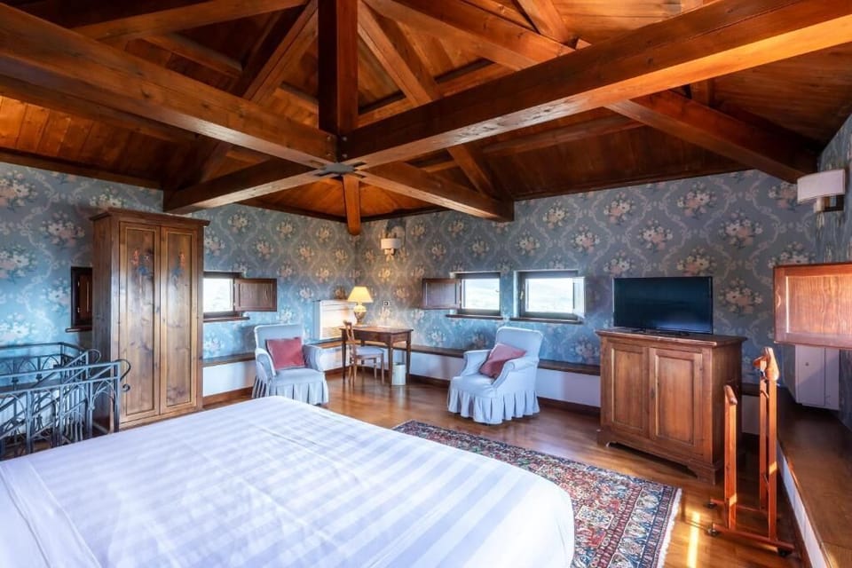 Royal Studio Suite, Balcony | Minibar, in-room safe, desk, soundproofing