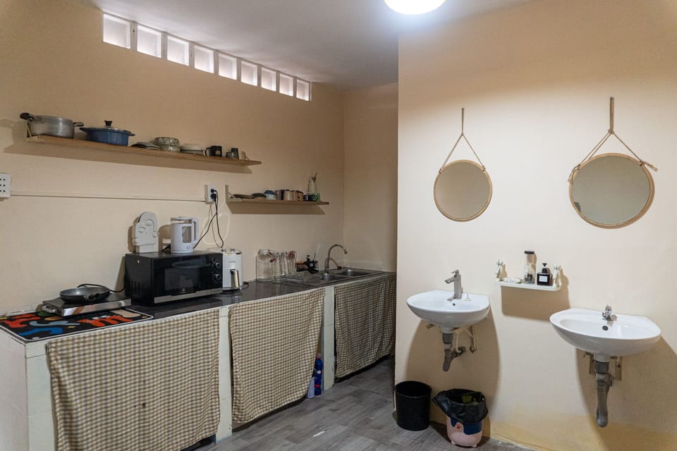 Microwave, stovetop, cookware/dishes/utensils