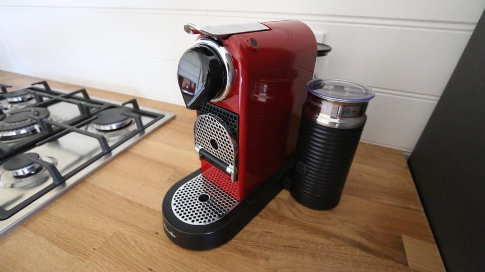 Coffee maker with pods and tea bags provided