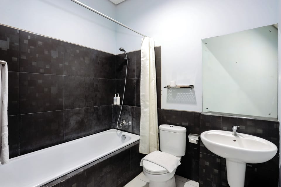 Deluxe Room | Bathroom | Slippers, towels, soap, shampoo