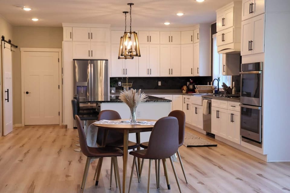 Kitchen and breakfast table