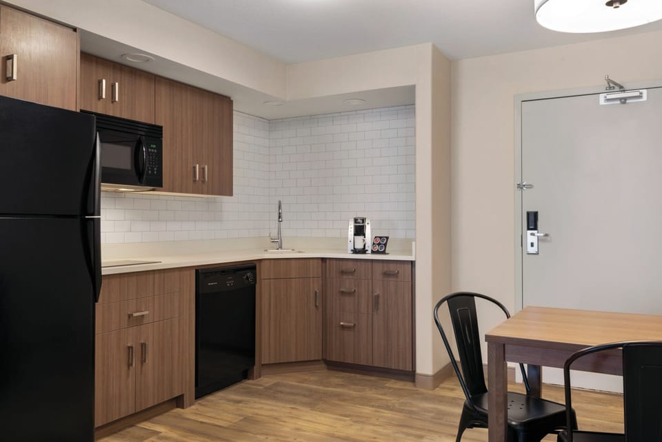 Deluxe Studio Suite, Multiple Beds, Kitchen | Private kitchen | Coffee/tea maker, microwave