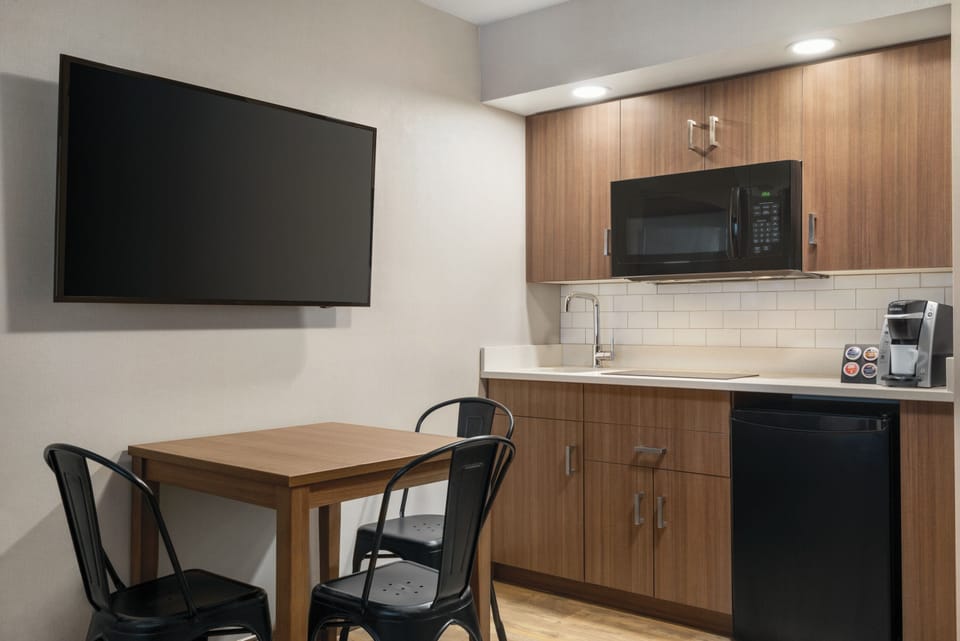 Family Suite, 2 Bedrooms, Kitchen | Private kitchen | Coffee/tea maker, microwave