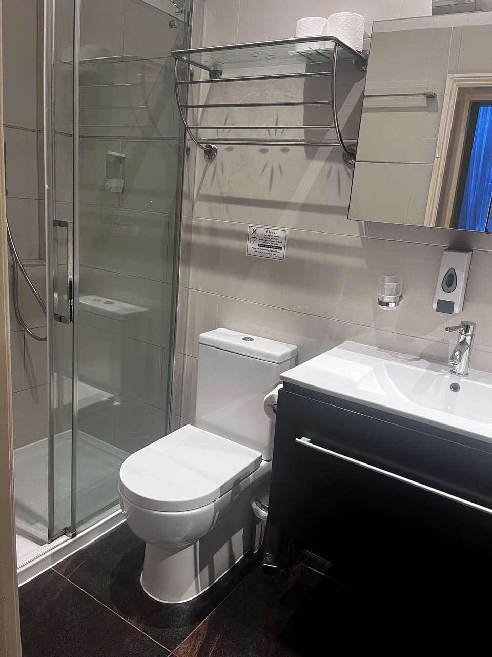 Triple Room | Bathroom | Shower, free toiletries, hair dryer, towels
