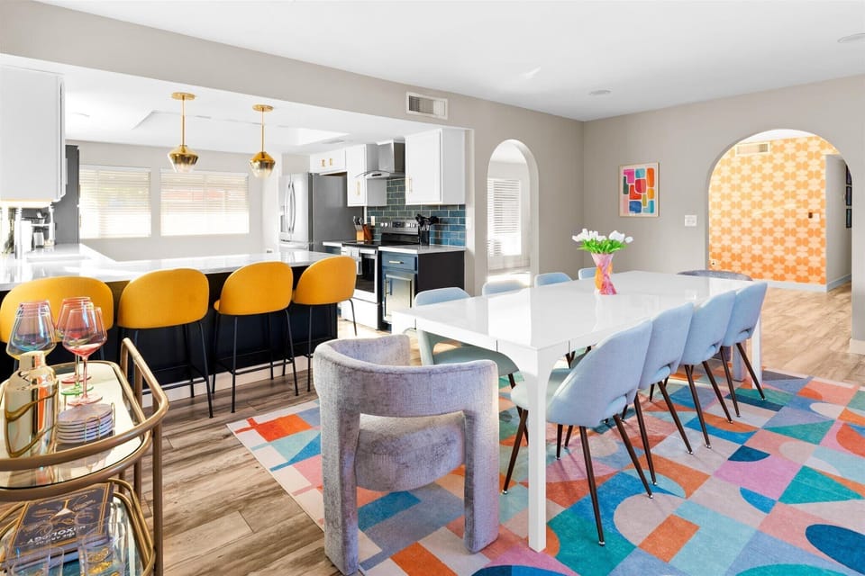 Experience the joy of togetherness in our open floor concept, where the kitchen and dining area seamlessly blend.