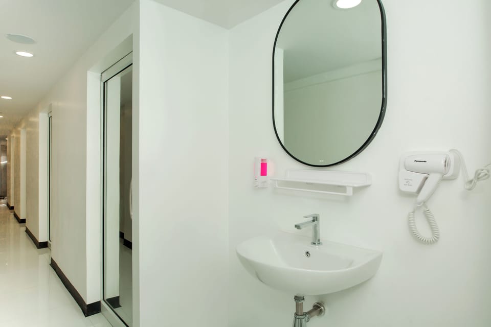 Basic Double Room, 1 Queen Bed, Non Smoking | Bathroom | Soap, shampoo, toilet paper