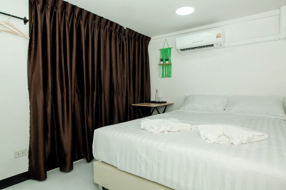 Basic Double Room, 1 Queen Bed, Non Smoking | Free WiFi, bed sheets